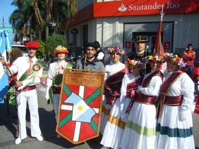 Los miembros de la comunidad vasca del Chaco celebraron el 25 de Mayo vestidos con vestimentas tradicionales